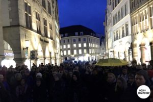 Die Lage an der europäischen Außengrenze in Griechenland bewegte viele Münsteraner, sich spontan zu einer Kundgebung auf dem Prinzipalmarkt zu versammeln. (Foto: Philipp Schröder)