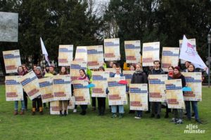 Das "Bündnis für sexuelle Selbstbestimmung" traf sich am Sonntag an der Engelenschanze zu einem "Mobilisierungs-Termin" gegen den von Abtreibungsgegnern durchgeführten „1000-Kreuze-Marsch". (Foto: Philipp Schröder)