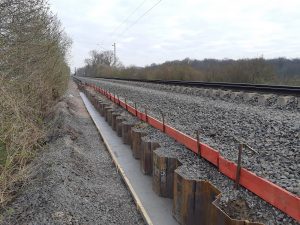 Mit dem Einbau der Spundwände ist die Bahn im Zeitplan, aber nun muss der Oberbau komplett saniert werden. (Foto: Deutsche Bahn AG)