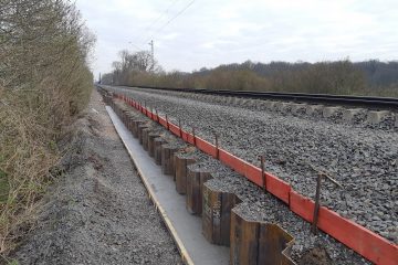 Mit dem Einbau der Spundwände ist die Bahn im Zeitplan, aber nun muss der Oberbau komplett neu aufgebaut werden. (Foto: Deutsche Bahn AG)