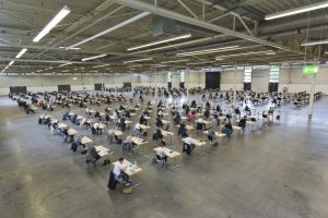 Verteilt auf drei Hallen haben gestern 962 Auszubildende im Messe und Congress Centrum Halle Münsterland ihre IHK-Abschlussprüfung geschrieben. (Foto: IHK Nord Westfalen)