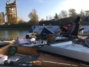 Das Steuerhaus des Schiffes wurde bei der Kollision abgerissen. (Foto: Polizei Münster)