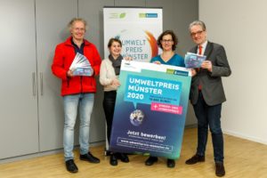 Wolfram Goldbeck (Stadt Münster), Karin Gindler-Hilge (Vorstand Umweltforum Münster), Anke Feige (Projektleitung Umweltpreis), Matthias Peck (Dezernent für Wohnungsversorgung, Immobilien und Nachhaltigkeit. (Foto: Presseamt Stadt Münster / MünsterView / Witte)