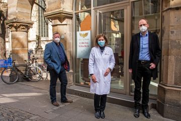 Rupert König, Irene Schur und Jörg Hagemann (von links) freuen sich über die Kooperation für das Testzentrum im Kirchenfoyer. (Foto: Bischöfliche Pressestelle/Ann-Christin Ladermann)