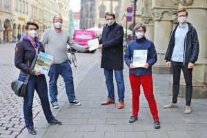 Julia Burkhardt, Carsten Peters (beide GRÜNE), Bürgermeister Klaus Rosenau und Annette Ulrich und Simon Kerkhoff (beide SPD) (v.l.n.r.; Foto: PM)