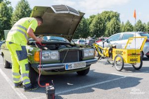 Ein eher ungewohntes Bild: Starthilfe für das Auto von der ADAC-Leeze. (Foto: Carsten Pöhler)