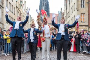 Münsters neuer Karnevalsprinz Mario I. ließ sich gestern in Münsters guter Stube feiern. (Foto: Carsten Pöhler)