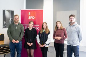 Girls´Day bei der SPD: (v. l. Marius Herwig (Vorsitzender der SPD-Ratsfraktion im Rat der Stadt Münster), Alina Morozova, Alva Mahlmann (Teilnehmerinnen des Girls´Day), Olga Holin-Burmann (Wahlkreisbüro Svenja Schulze), Vincent Kaiser (stellv. Geschäftsführer des SPD-Unterbezirks Münster). (Foto: SPD Münster)