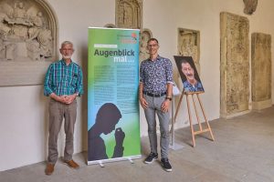 Bernd Mülbrecht vom Förderverein für Wohnhilfen (links) mit dem Fotografen Marc Lindart im Kreuzgang des Doms. (Foto: Förderverein für Wohnhilfen)