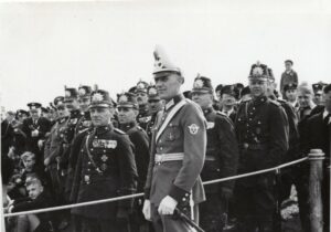 Deutsche Ordnungspolizisten und Publikum verfolgen 1936 eine Parade in Glogau anlässlich des Geburtstages von Adolf Hitler. (Foto: Villa ten Hompel)