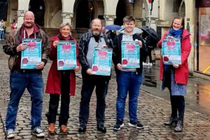 Zur Demonstration rufen auf (v.l.): Carsten Peters (GEW), Birgit Schmiedeshoff (Friedenskooperative Münster), Werner Szybalski (LEG Mieter*innen-Initiative), Sven Konopka (Volt Münster), Pia Dilling (DGB Stadtverband). An der Aktion sind noch weitere Organisationen und Initiativen beteiligt. (Foto: GEW Münster)