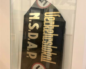 Dieses Glasschild mit der Schrift „Verkehrslokal NSDAP“ hing einst wohl an der „Dorfschenke“ in Wolbeck. (Foto: Karolin Baumann)
