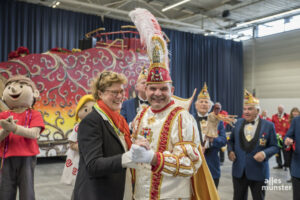 Prinz Mario I. sah am Freitag in der Halle Münsterland zum ersten Mal "seinen" Prinzenwagen - und wagte ein Tänzchen mit Geschäftsführerin Dr. Ursula Paschke. (Foto: Carsten Pöhler)