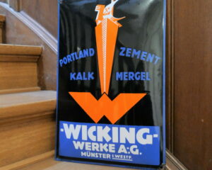Emaille-Schild „Wicking-Werke“, 1920er Jahre. (Foto: Villa ten Hompel)