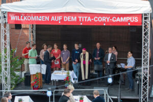 Im Innenhof des Tita-Cory-Campus feierte Bischof Felix Genn mit den Studierenden und den geladenen Gästen einen Wortgottesdienst. (Foto: Bischöfliche Pressestelle / Ann-Christin Ladermann)