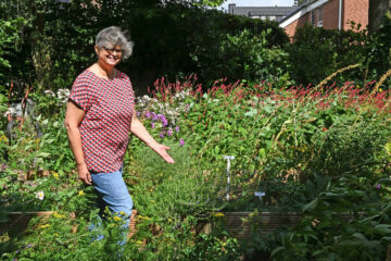 Birgit Boeswald gestaltet mit weiteren Ehrenamtlichen den Blumenschmuck für die Kirche mit Blumen aus dem von ihnen gepflegten Kirchgarten. (Foto: Karola Wiedemann)