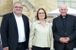 Irina Scherbakowa hat bei den „DomGedanken“ gesprochen. Münsters Bischof Dr. Felix Genn (re.) und Dompropst Hans-Bernd Köppen begrüßten sie auf dem Domplatz. (Foto: Bischöfliche Pressestelle / Thomas Mollen)