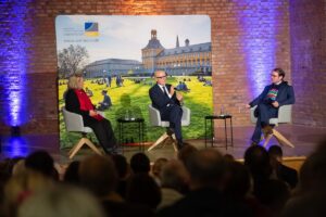 (v.l.:) Die Landesbeauftragte gegen Antisemitismus Sabine Leutheusser-Schnarrenberger mit dem früheren Verfassungsrichter Prof. Dr. Udo Di Fabio und Stefan Querl, Leiter der Villa ten Hompel. (Foto: Barbara Frommann)