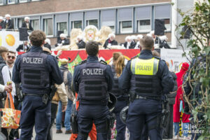 Für Polizei und Rettungsdienste gab es in diesem Jahr beim Rosenmontagszug nicht übermäßig viele Einsätze. (Foto: Carsten Pöhler)