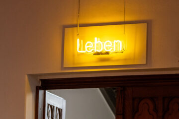 Billi Thanner, die Künstlerin der Himmelsleiter an der Lambertikirche in Münster, hat für das Gymnasium St. Mauritz ein Kunstinstallation mit dem Schriftzug „Leben“ gestaltet, die jetzt in der Schulkapelle zu sehen ist. (Foto: Bischöfliche Pressestelle/Ann-Christin Ladermann)