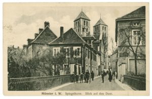 Blick vom Spiegelturm zum Dom. Dieses Postkartenmotiv ging 1918 auf Reisen. (Foto: Stadt Münster / Sammlung Stadtmuseum)