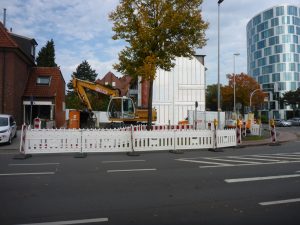 Das Eckgrundstück an der Metzer Straße / Hammer Straße erhält einen neuen Kanalanschluss. Während der Arbeiten kann von der Hammer Straße aus nicht in Richtung Inselbogen abgebogen werden. (Foto: Stadt Münster)