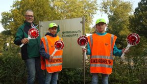 Am Gymnasium St. Mauritz wurden jetzt, zu Beginn der dunklen Jahreszeit, die veralteten Signalkellen der Schülerlotsen durch die Verkehrswacht Münster ausgetauscht. Allein an dieser Schule betreuen 20 Schülerlotsen eine Straßenquerung in Handorf und eine an der Dyckburgstraße. (Foto: Verkehrswacht Münster)