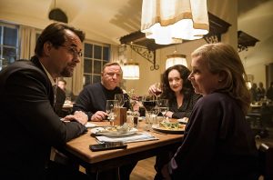 Beim Abendessen (v.l.): Prof. Karl-Friedrich Boerne (Jan Josef Liefers), Kommissar Frank Thiel (Axel Prahl), Staatsanwältin Wilhelmine Klemm (Mechthild Großmann) und Silke Haller (ChrisTine Urspruch). (Foto: WDR / Bavaria Fiction GmbH / Martin Valentin Menke)