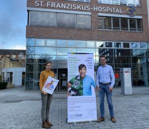 Lydia Meinert und Benedikt Menke sind persönliche Ansprechpartner für die neuen Flexteam-Mitarbeitenden und koordinieren ihre Einsätze. (Foto: St. Franziskus-Hospital)