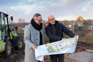 Ortstermin am York-Quartier: KonvOY-Geschäftsführer Stephan Aumann (li.) und Wohn- und Stadtbau-Geschäftsführer Dr. Christian Jaeger. (Foto: Presseamt Münster)