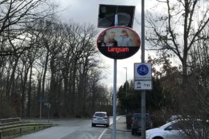 Die neuen Dialog-Displays am Lindberghweg erinnern mit einem roten „Langsam“ an die Höchstgeschwindigkeit von 30 Stundenkilometern (Foto: Stadt Münster)