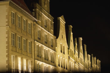 Das Lichtkonzept auf dem Prinzipalmarkt - hier noch die alte Ansicht - wurde zeitgemäß überarbeitet und erstrahlt nun einheitlicher, effizienter und energiesparender. (Foto: Hermann Köhler)