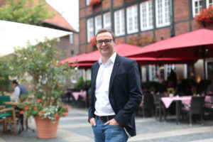 Moritz Ludorf vom Kleinen Kiepenkerl ist einer der Gastronomen in Münster, die ihre Speisen nach Schließung der Restaurants über das Internet-Portal hungrig.ms anbieten. Geliefert wird bis zur Wohnungstür. (Foto: Münsterland e.V.)