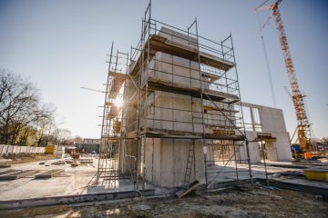 Hier werden Brandwände hochgezogen. Sie trennen das Schulforum von der Mensa und Verwaltungsräumen (rechts im Hintergrund) und das Forum von Unterrichtsräumen, die im weiteren Verlauf der Bauarbeiten entstehen werden (links im Vordergrund). (Foto: Presseamt Münster)