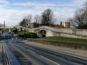 "Wie eine Geisterstadt“ empfinden die Menschen in Münsters Partnerstadt York aktuell die Situation. Diesen Blick auf die leere Einfallstraße mit der Altstadt im Hintergrund schickte eine Partnerorganisation an die Kolleginnen in Münsters „Büro Interantionales“. (Foto: Martin Bloomfield, York Associates.)