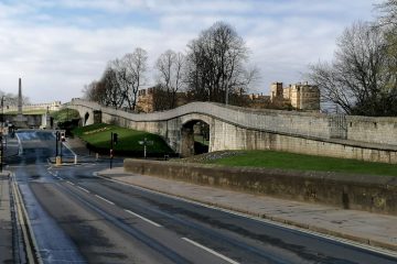 "Wie eine Geisterstadt“ empfinden die Menschen in Münsters Partnerstadt York aktuell die Situation. Diesen Blick auf die leere Einfallstraße mit der Altstadt im Hintergrund schickte eine Partnerorganisation an die Kolleginnen in Münsters „Büro Interantionales“. (Foto: Martin Bloomfield, York Associates.)