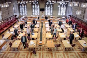 Münsters Kulturszene im Austausch mit Oberbürgermeister Markus Lewe und Kulturdezernentin Cornelia Wilkens. Der Rathausfestsaal bot ausreichend Abstand für den vorsorglichen Corona-Schutz. (Foto: Presseamt Münster)