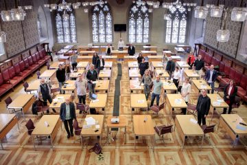 Münsters Kulturszene im Austausch mit Oberbürgermeister Markus Lewe und Kulturdezernentin Cornelia Wilkens. Der Rathausfestsaal bot ausreichend Abstand für den vorsorglichen Corona-Schutz. (Foto: Presseamt Münster)