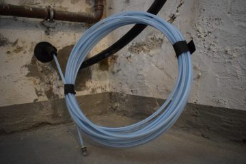 Alter Keller, modernes Internetkabel: So sieht es aus, wenn die Glasfaserversorgung im Haus angekommen ist. Nun fehlt noch ein geeigneter Router, um das blitzschnelle Internet in die Wohnung zu leiten. (Foto: Presseamt Münster)