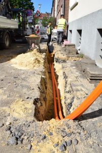 Blick auf die Wanderbaustelle, die sich zurzeit durch das Hansaviertel zieht. Zwei gute Nachrichten für die Bewohner gibt es dazu: Die Baustelle bringt schnelles Internet über Glasfaser ins Haus und ist nach wenigen Tagen wieder verschwunden. (Foto: Presseamt Münster)