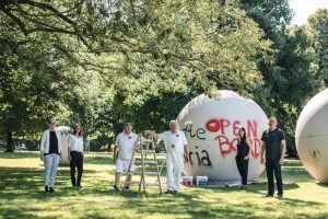 Die Firma Brück übernimmt die Reinigung der „Giant Pool Balls von Claes Oldenburg: Cornelia Wilkens (Kulturdezernentin Stadt Münster), Seniormaler Erwin Bann und Heinrich Turudija (Malereibetriebe Brück), Merle Radtke (Leiterin Kunsthalle Münster), Reiner Bertling (Amt für Immobilienmanagement), Melanie Böhmer (Firma Brück), v.l. (Foto: Presseamt Münster)