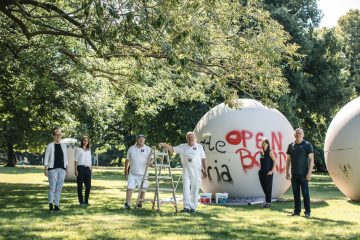 Die Firma Brück übernimmt die Reinigung der „Giant Pool Balls von Claes Oldenburg: Cornelia Wilkens (Kulturdezernentin Stadt Münster), Seniormaler Erwin Bann und Heinrich Turudija (Malereibetriebe Brück), Merle Radtke (Leiterin Kunsthalle Münster), Reiner Bertling (Amt für Immobilienmanagement), Melanie Böhmer (Firma Brück), v.l. (Foto: Presseamt Münster)