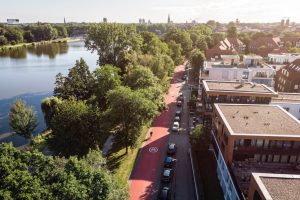 Velorouten werden künftig auch über Fahrradstraßen mit neuen Qualitätsstandards geführt – hier die Bismarckallee auf der Route nach Senden. Häufig müssen dafür Kfz-Stellplätze entfallen, doch der Komfort- und Sicherheitsgewinn für Radfahrende ist hoch. (Foto: Stadt Münster)