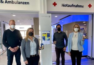 (V.l.n.r.) Berthold Krellmann, Regionalleiter FACT GmbH, Irene Scheiba und Maaged Mazyek, Gründer der WEGZWEI GmbH sowie Annika Wolter, Geschäftsführerin Franziskus Hospital bei der Inbetriebnahme der Indoor-Navigation. (Foto: SFH)