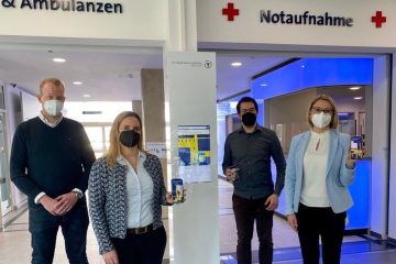 (V.l.n.r.) Berthold Krellmann, Regionalleiter FACT GmbH, Irene Scheiba und Maaged Mazyek, Gründer der WEGZWEI GmbH sowie Annika Wolter, Geschäftsführerin Franziskus Hospital bei der Inbetriebnahme der Indoor-Navigation. (Foto: SFH)