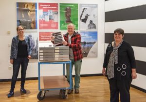 Zur Übergabe der Bildersammlung kamen (v.l.) Stadträtin Cornelia Wilkens, Ralf Emmerich und Dr. Barbara Rommé, Leiterin des Stadtmuseums Münster, zusammen. (Foto: Stadt Münster)