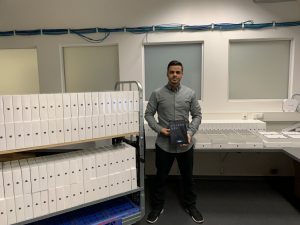 Tablets, Tablets,Tablets. Cherif Moursi vom Team „citeq@school“ freut sich über die große Zahl Tablets, die er mit seinen Kolleginnen und Kollegen schon in die Schulen gebracht hat. Bis zum Sommer sollen es noch viel mehr werden. (Foto: Stadt Münster)