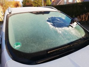 Nur ein Guckloch in der Windschutzscheibe reicht nicht. Wer nicht gründlich kratzt, riskiert ein Bußgeld. (Foto: Verkehrswacht Münster)