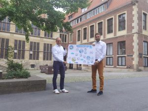 André Wolf, Leiter der Stabsstelle Smart City (links) und Stadtbaurat Robin Denstorff freuen sich über den Förderzuschlag in Höhe von rund 9,5 Millionen Euro für digitale Smart-City-Modellprojekte in Münster. (Foto: Stadt Münster)