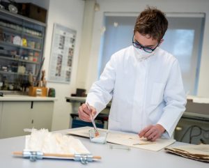 Jakob hat seinen „Traumjob“ am Boys‘ Day schon gefunden. Am 28. April lernt er den Beruf des Papierrestaurators kennen. (Foto: Stadt Münster)